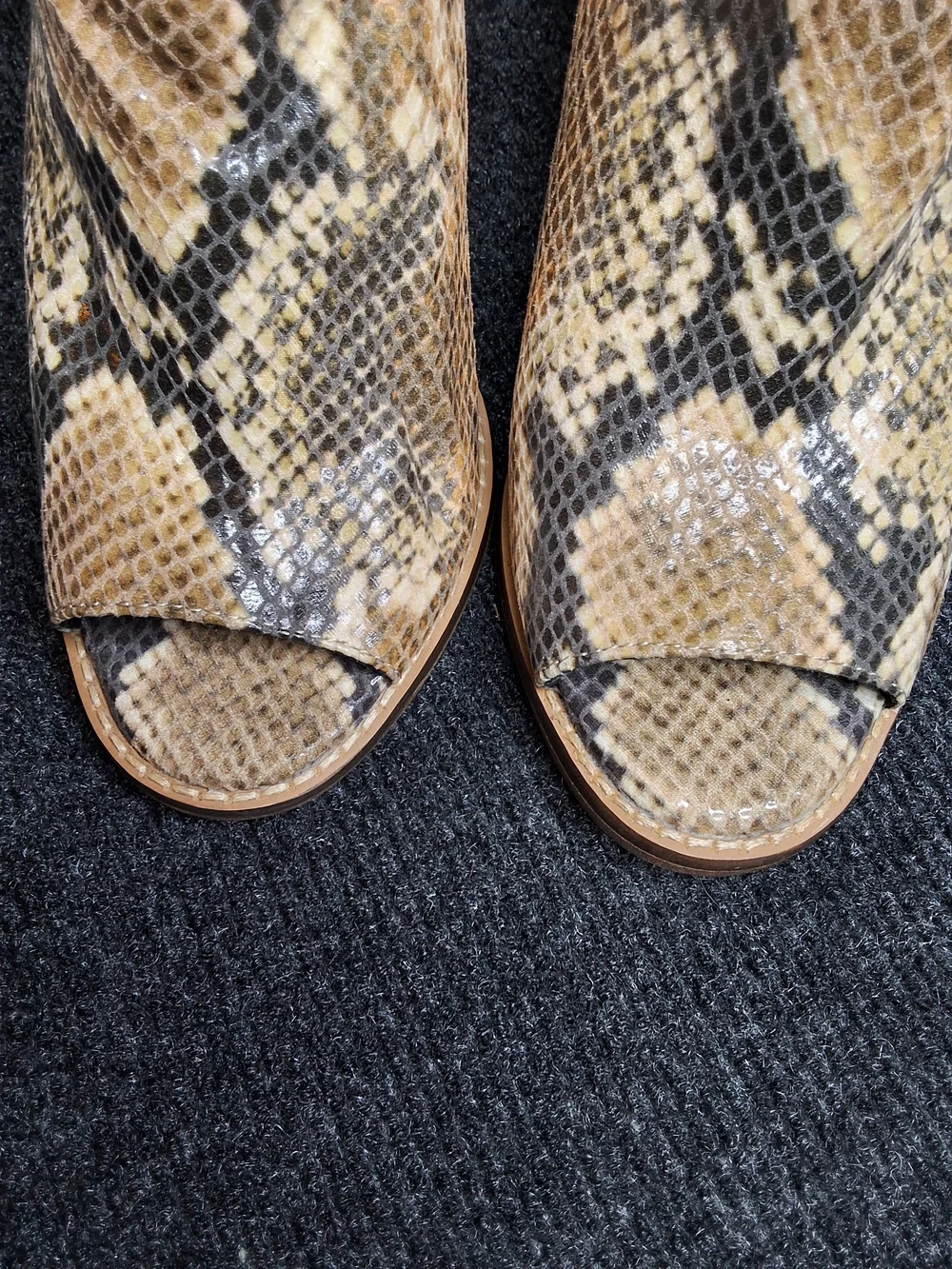 Jessica Simpson chic peep